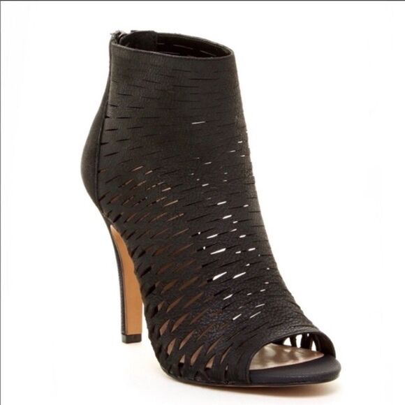 Vince Camuto Krandi Laser Cut Leather Heeled Booties Sz 5.5 - Picture 1 of 7